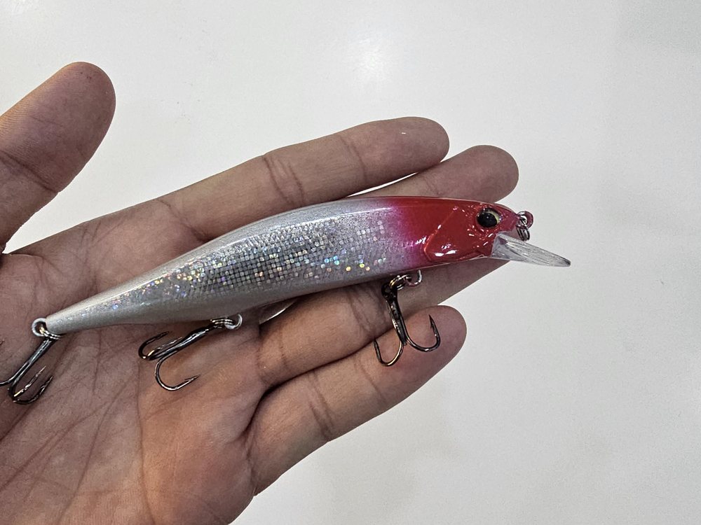 Mồi lure câu chẽm màu bạc đuôi đỏ tại STRYKA
